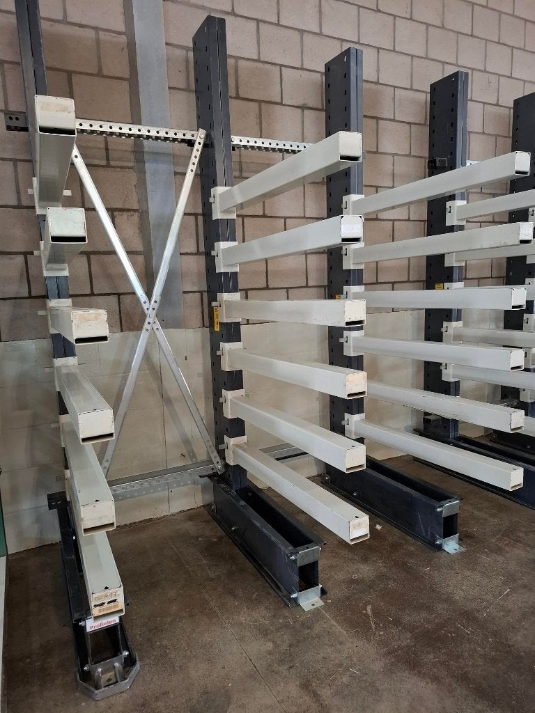 Zwaar uitgevoerde draagarmstelling van het merk Kasten, Ophalen