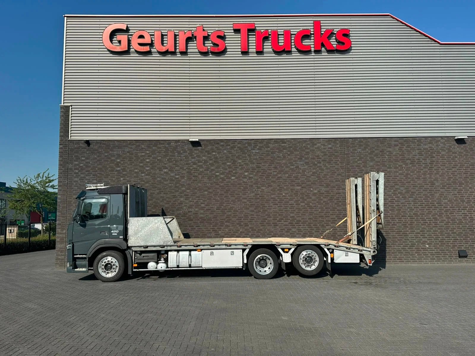 Volvo FM 420 6X2 OPRIJWAGEN/MACHINE TRANSPORTER/PLATEAU/, Automaat, Euro 6, Zwart, Bedrijf