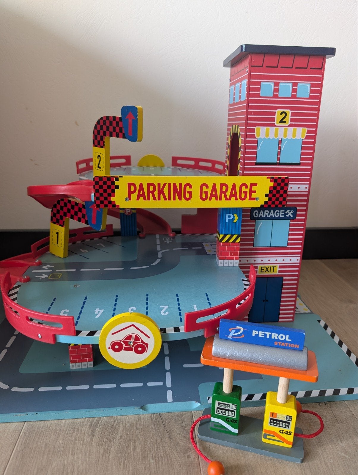Houten Parkeergarage met Helikopterplatform en Tankstation, Ophalen, Gebruikt