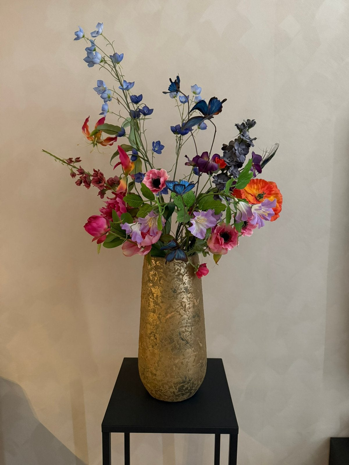 Kunstbloemen met vaas, Huis en Inrichting, Woonaccessoires | Kunstplanten en Kunstbloemen, Ophalen, Zo goed als nieuw