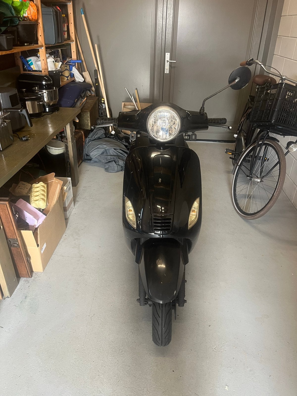 Zwarte scooter, goed onderhouden,, Ophalen of Verzenden, Gebruikt, Benzine