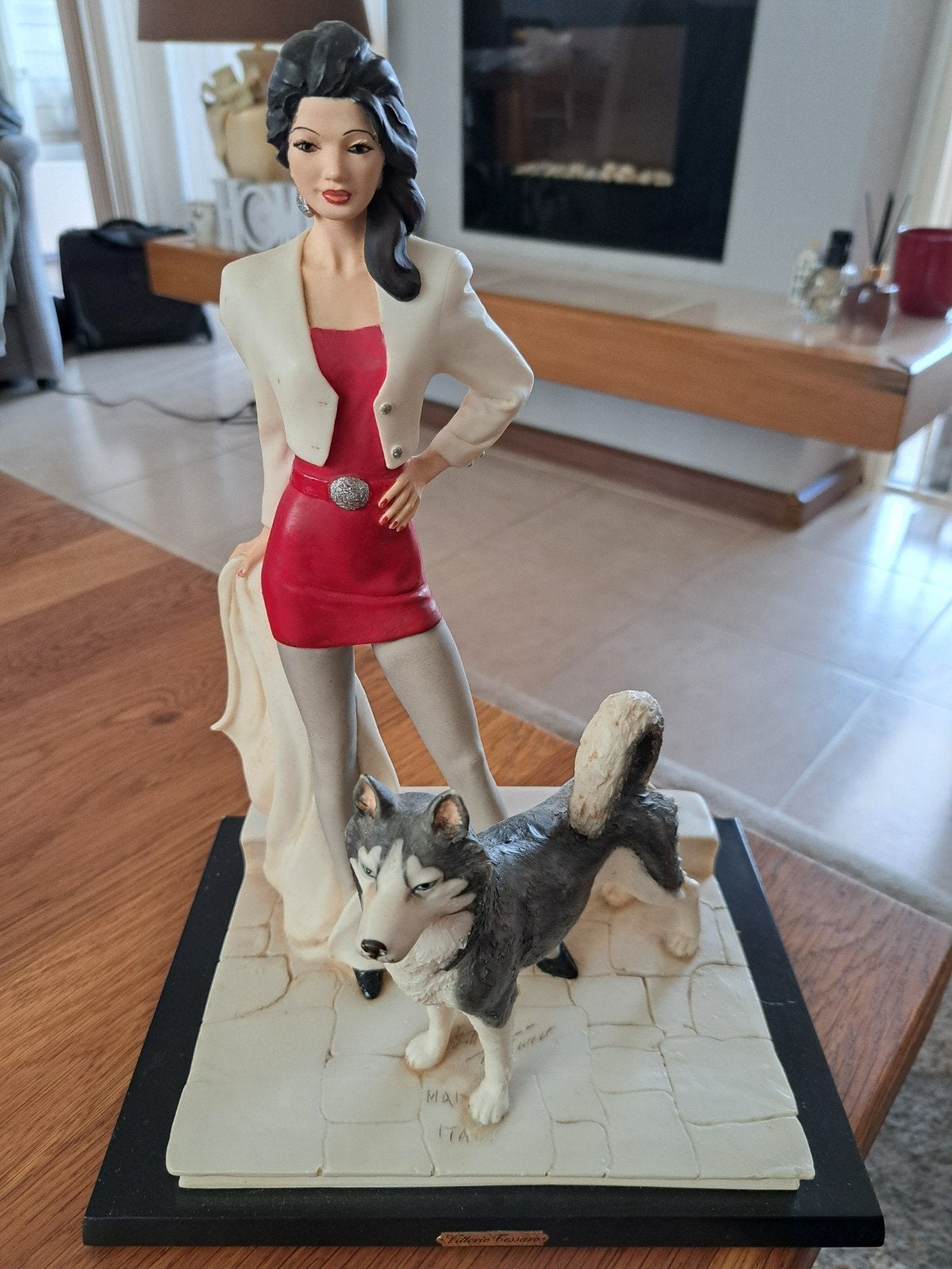 Vittorio Tessaro Harsen Beeldje Vrouw met Husky, Kunststof, Ophalen of Verzenden, Handgemaakt, 20 - 50 cm