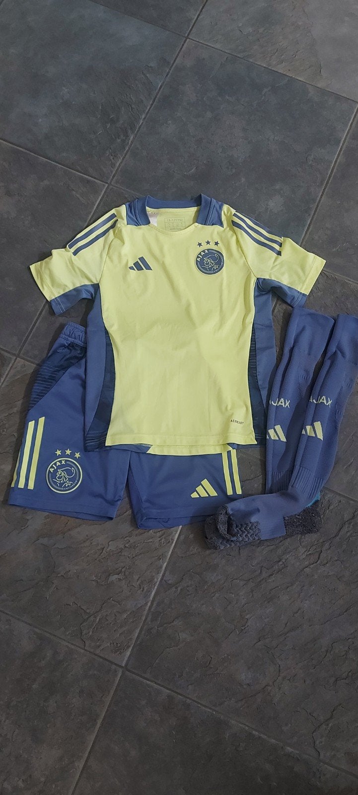 Ajax voetbalpakje met sokken maat 152 (weinig gedragen), Maat XS of kleiner, Ophalen of Verzenden, Zo goed als nieuw, Overige typen