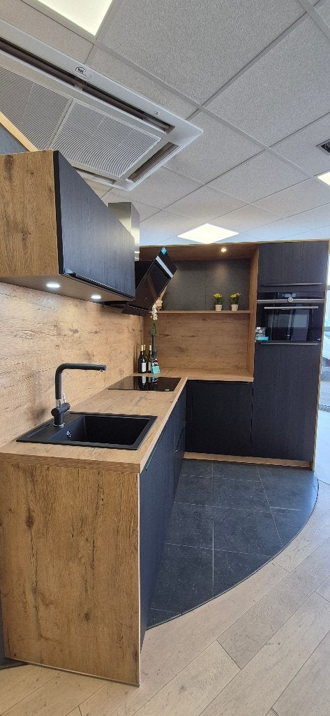 NIEUW Artego hoekkeuken – Zwart eiken met Siemens apparatuur, Huis en Inrichting, Ophalen, Zwart, Hoekkeuken, Graniet of Steen