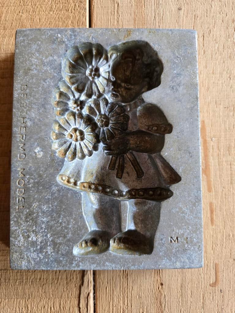 marsepeinvorm: meisje met bloemen Van Laere Leiden nr. M1, Antiek en Kunst, Ophalen of Verzenden
