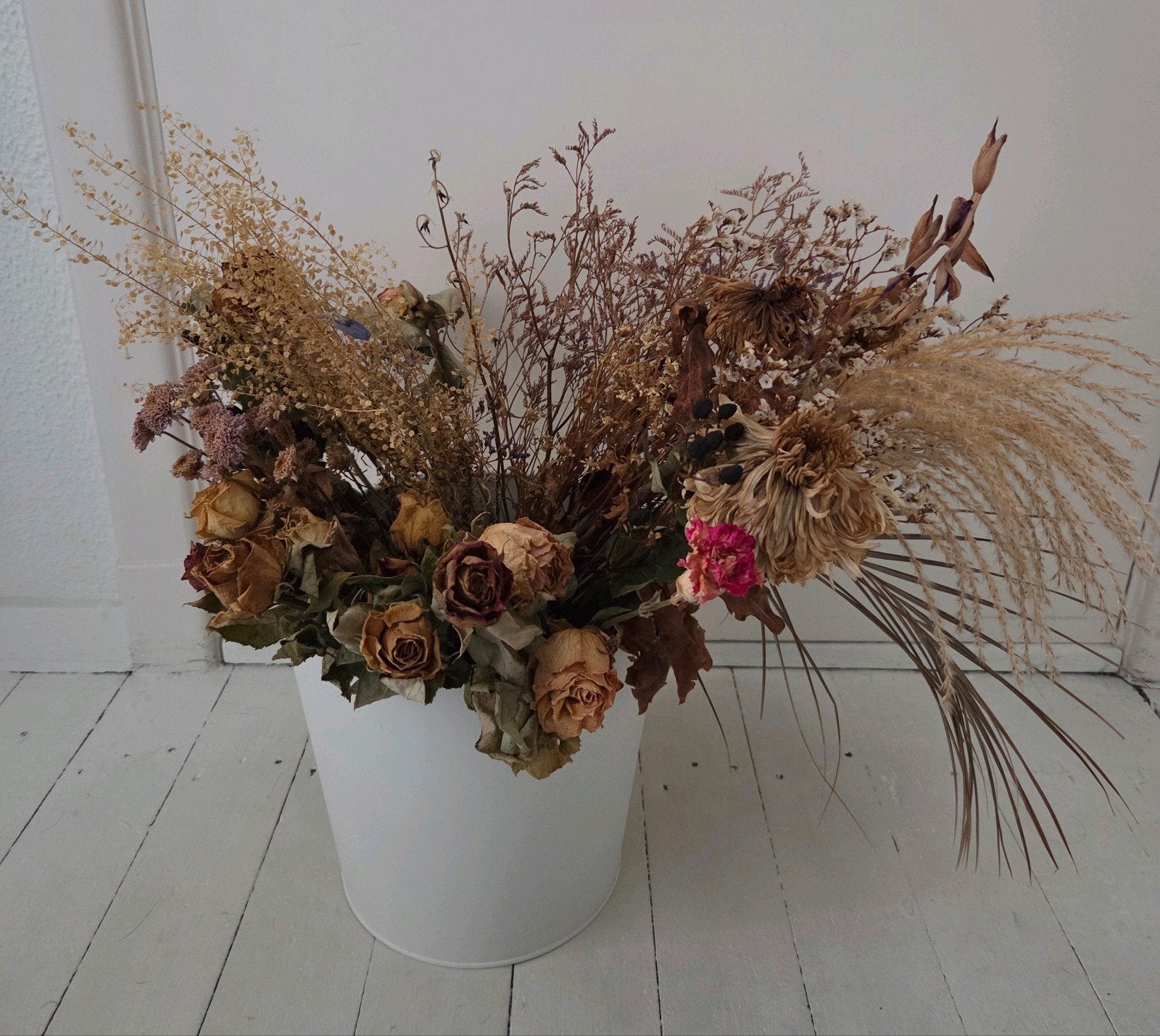 groot droogbloemen boeket in witte pot, Ophalen of Verzenden, Gebruikt