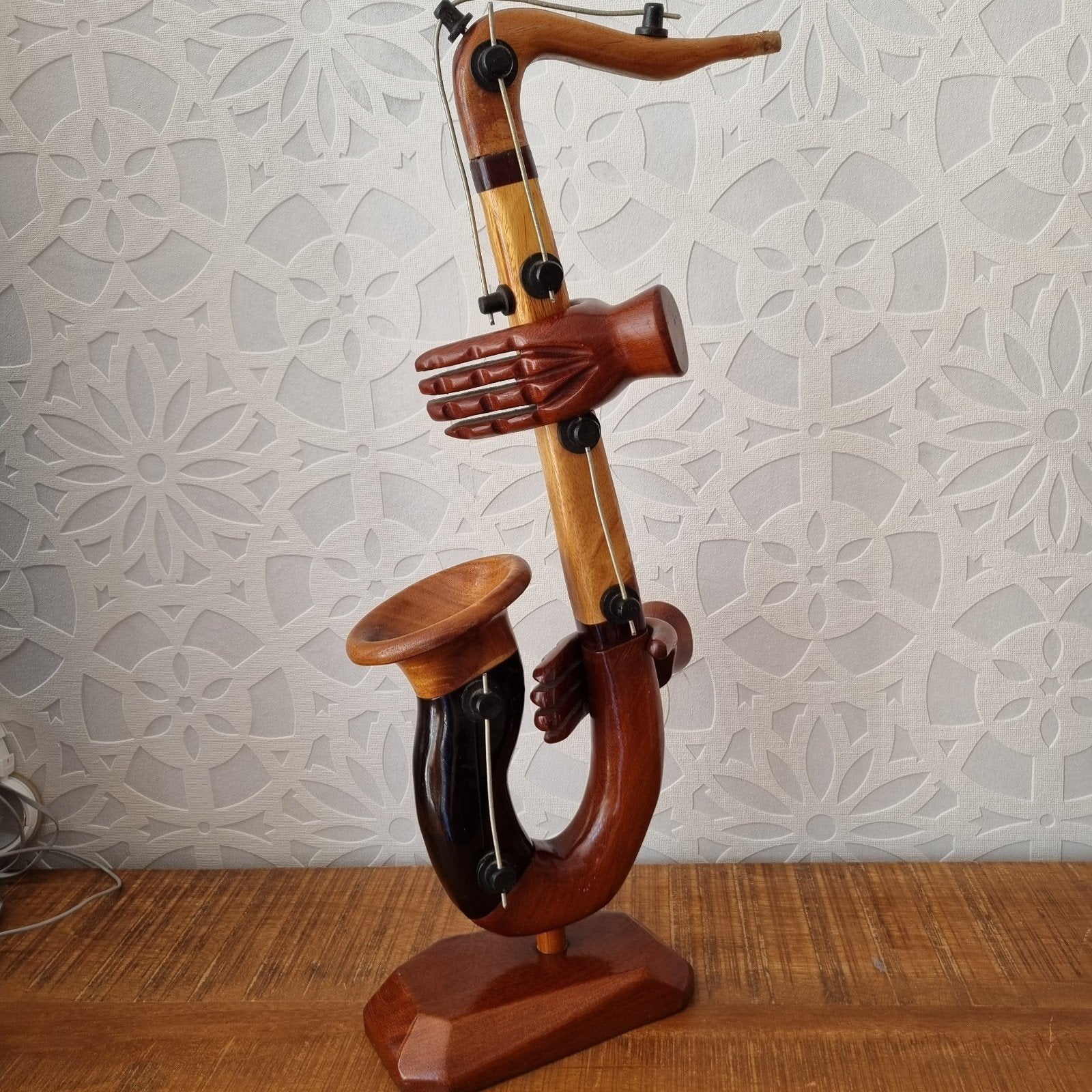 Jaren 70 saxofoon houtsnijwerk vintage beeld retro alt tenor, Overige onderwerpen, Houtsnijwerk, Hout, Bruin