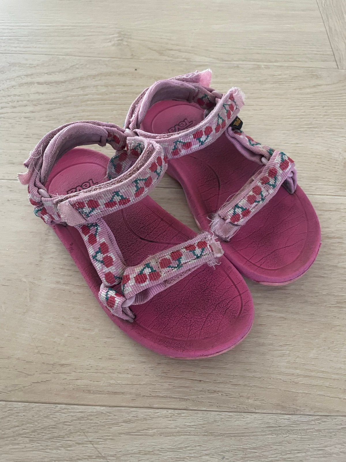 Teva sandalen meisje maat 25/26 - Roze met kersjes, Ophalen of Verzenden, Gebruikt, Meisje, Schoenen