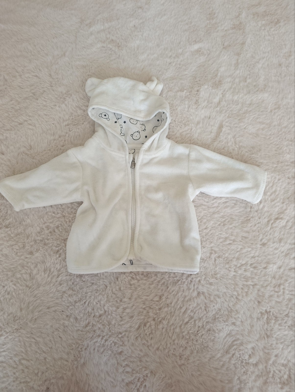 Schattig wit babyvestje met oortjes en berenprint, Kinderen en Baby's, Babykleding | Overige, Ophalen of Verzenden, Zo goed als nieuw