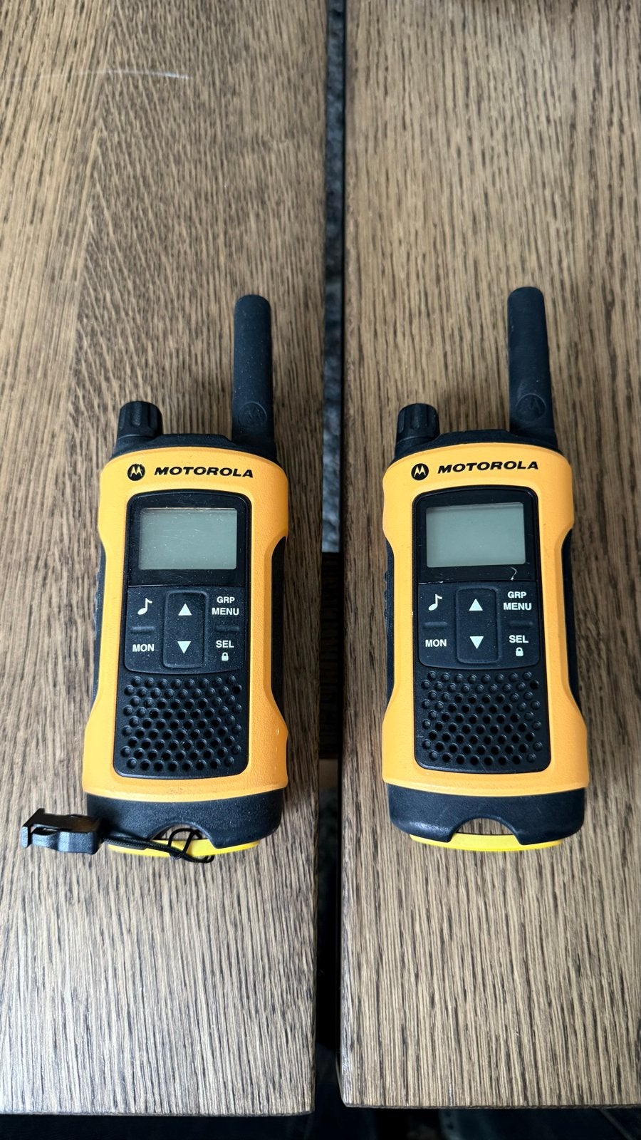 Motorola TLKR T40 Walkie Talkie Set - Oranje (2 stuks), Ophalen, Zo goed als nieuw, 2 to 5 km, Portofoon of Walkie-talkie