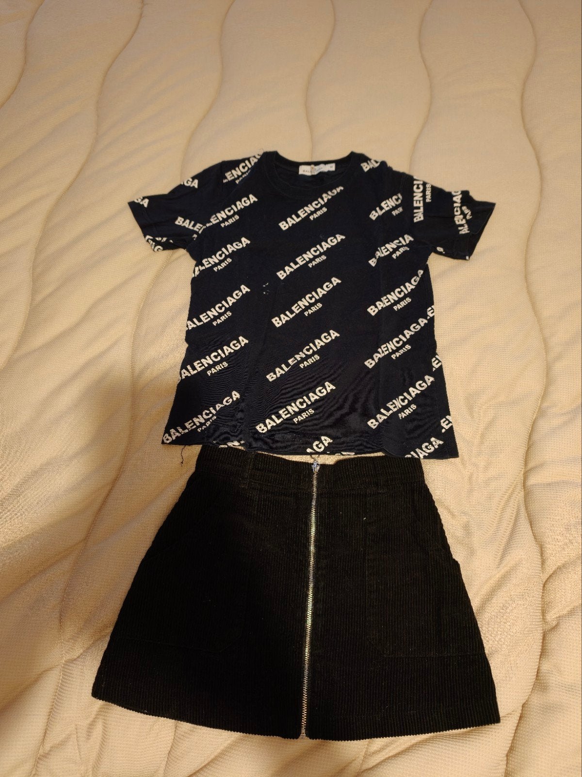 Balenciaga T-shirt & Zwarte Corduroy Rok Set, Balenciaga, Zwart, Ophalen of Verzenden, Zo goed als nieuw