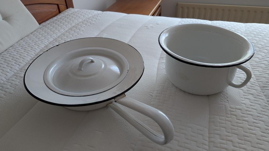 Vintage geëmailleerde bedpan en po, wit met zwart, Ophalen