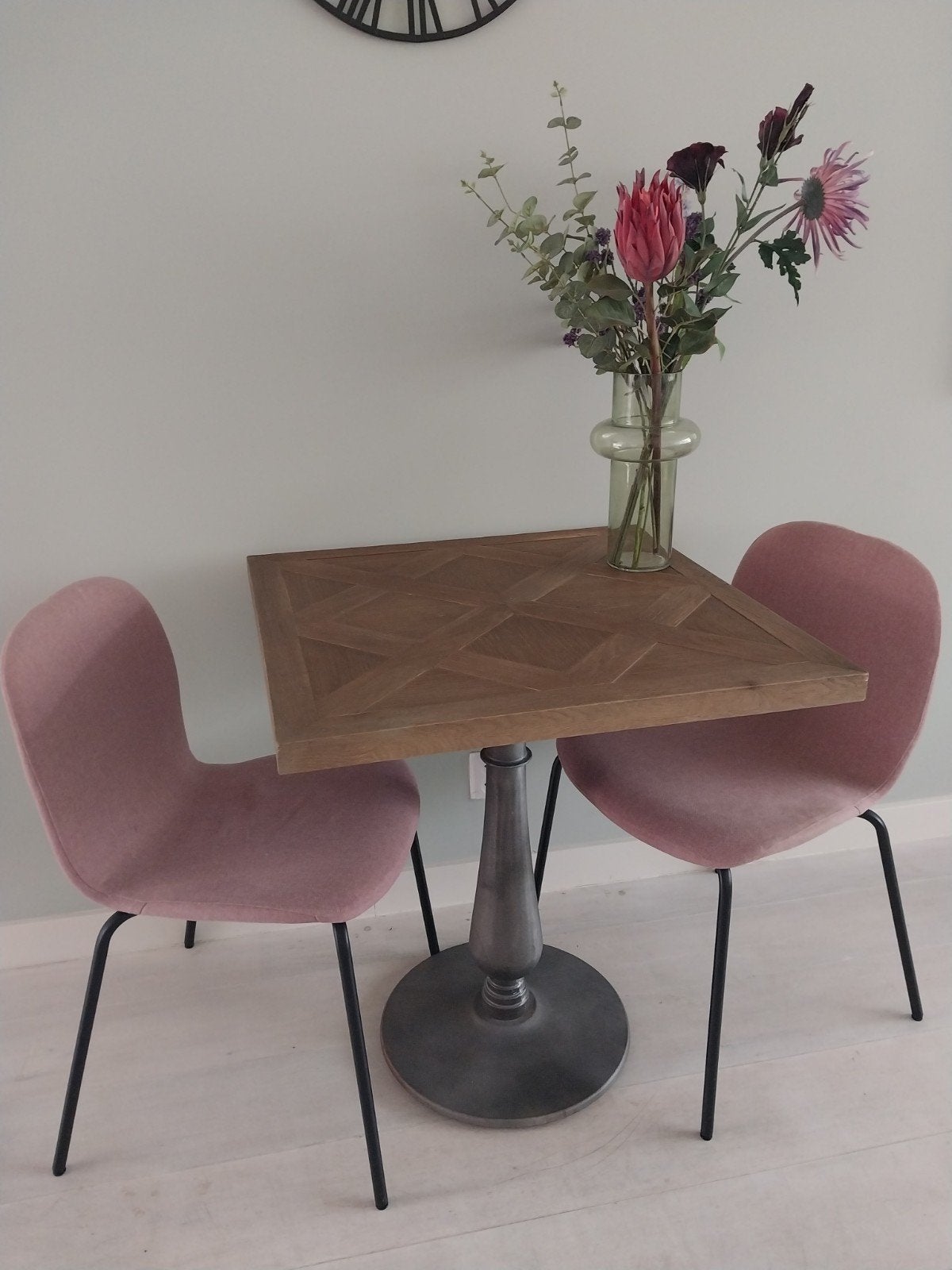 Riviera Maison tafel met ingelegd hout en 2 stoeltjes, Overige houtsoorten, Gebruikt, 50 tot 100 cm, Vierkant