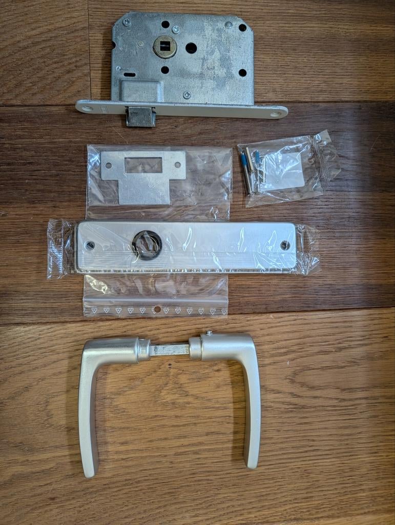 Deurbeslag set: Klink, slot en toebehoren, Ophalen of Verzenden, Nieuw, Overige materialen, Klink of Kruk
