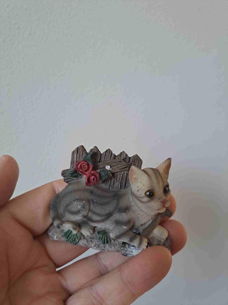 Poes keukenmagneet met hek en schep, kunsthars 7x6x2cm, Ophalen of Verzenden, Zo goed als nieuw, Dier