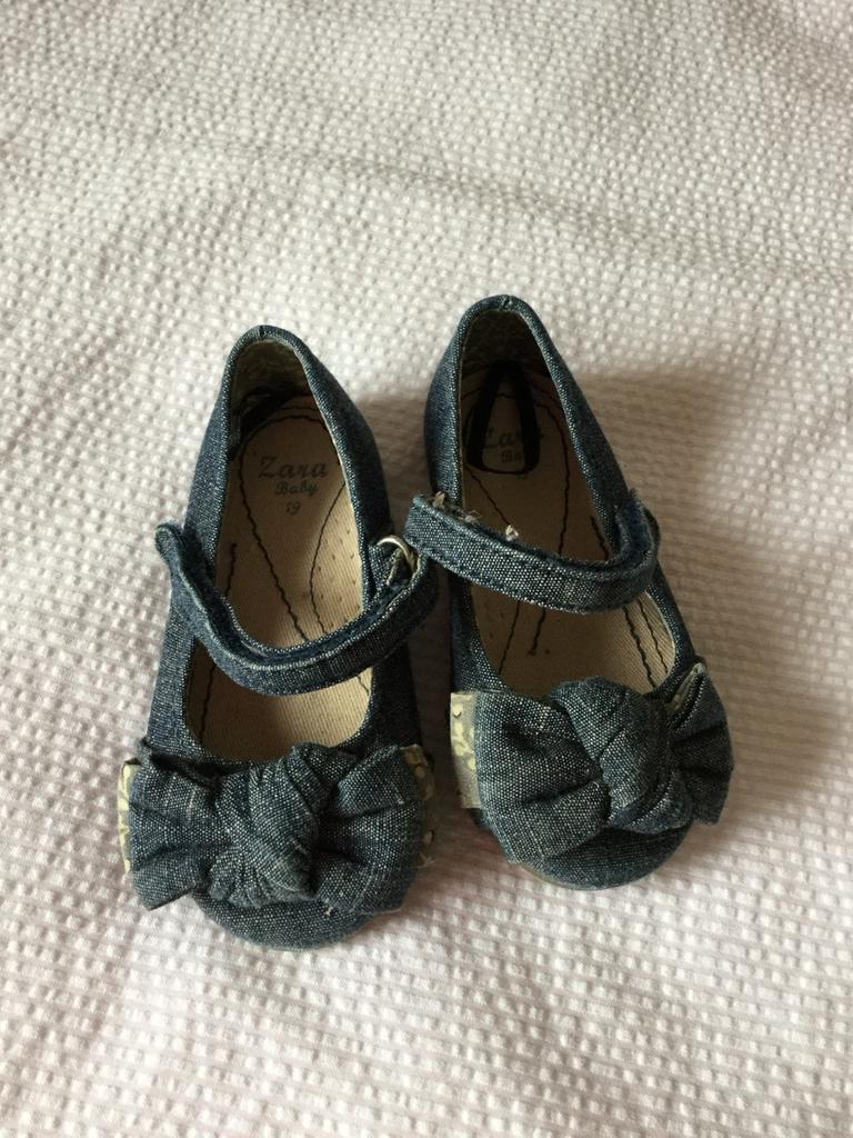 Zara Babyschoentjes met strik en klittenband.maat 19 Nieuwst, Kinderen en Baby's, Babykleding | Schoentjes en Sokjes, Schoentjes
