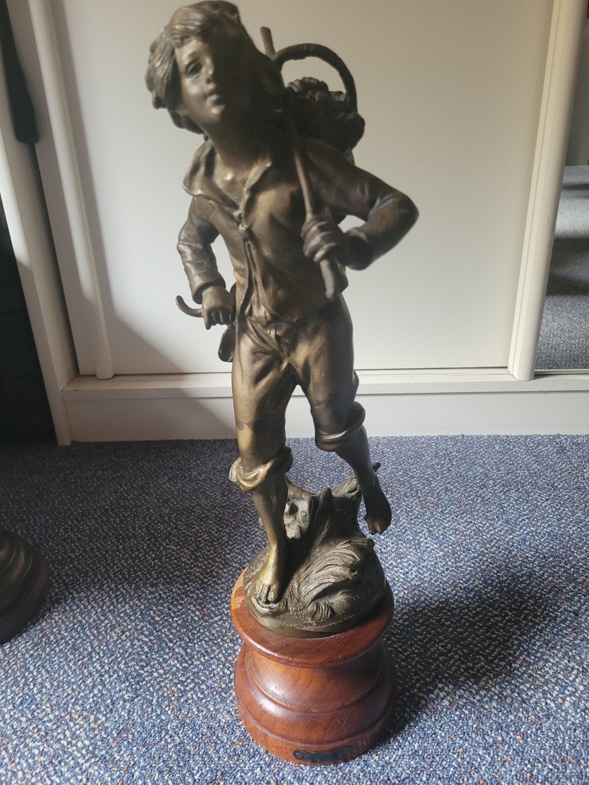 Antiek bronzen beeld van jongen met mand op sokkel, Ophalen, Brons, 20 - 50 cm, Bruin
