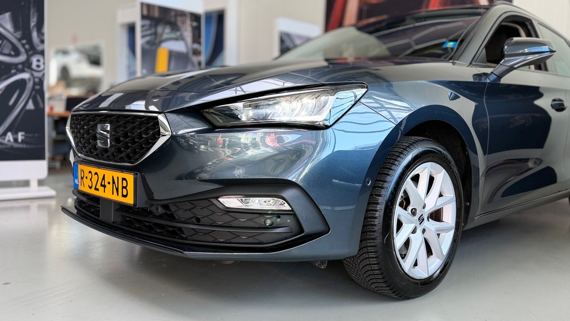 Seat Leon Sportstourer 1.0 TSI Style Business Intense, Trekh, Auto's, Stof, Gebruikt, Euro 6, Verwarmde buitenspiegels