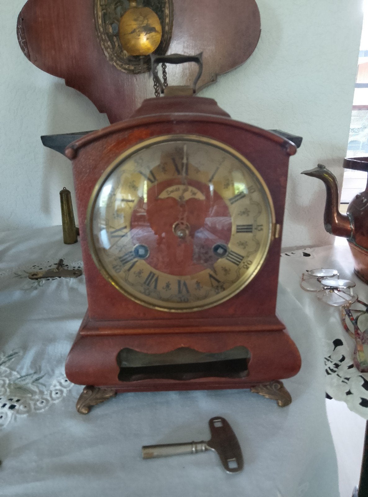 Antieke houten tafelklok met sleutel, Ophalen