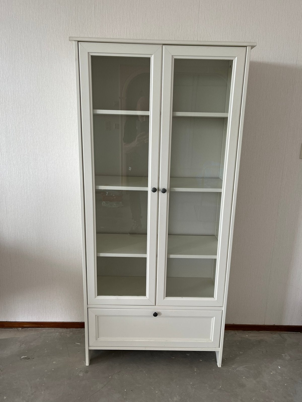 Witte IKEA Smadal vitrinekast met glazen deuren en lade, Ophalen, Modern landelijk, Scandinavisch, Tijdloos, Gebruikt, Met lade(s)