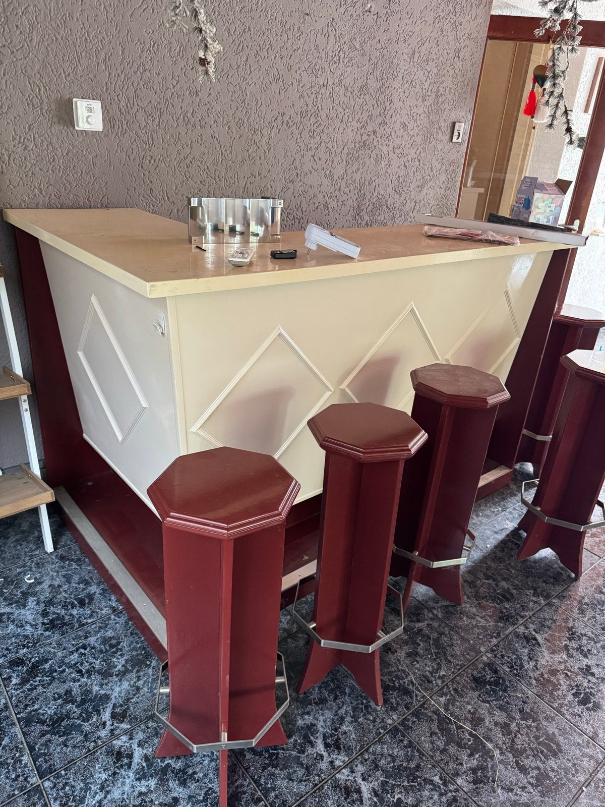 Houten bar met 5 bijpassende barkrukken, Ophalen of Verzenden, Gebruikt, Inclusief barstoelen