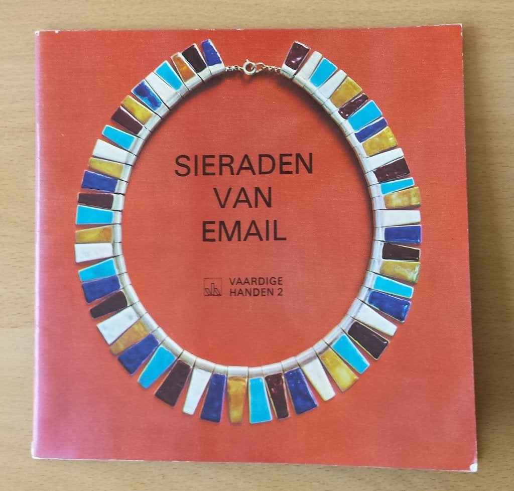 Sieraden van Email - Rose Zimmerman - 1966, Hobby en Vrije tijd, Gebruikt, Overige typen, Ophalen of Verzenden, Nvt
