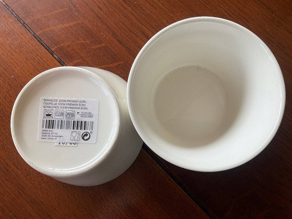 2 HEMA PREMIER witte ecru schaaltjes /nieuw, Ophalen of Verzenden, Porselein, Overige stijlen, Schaal of Schalen