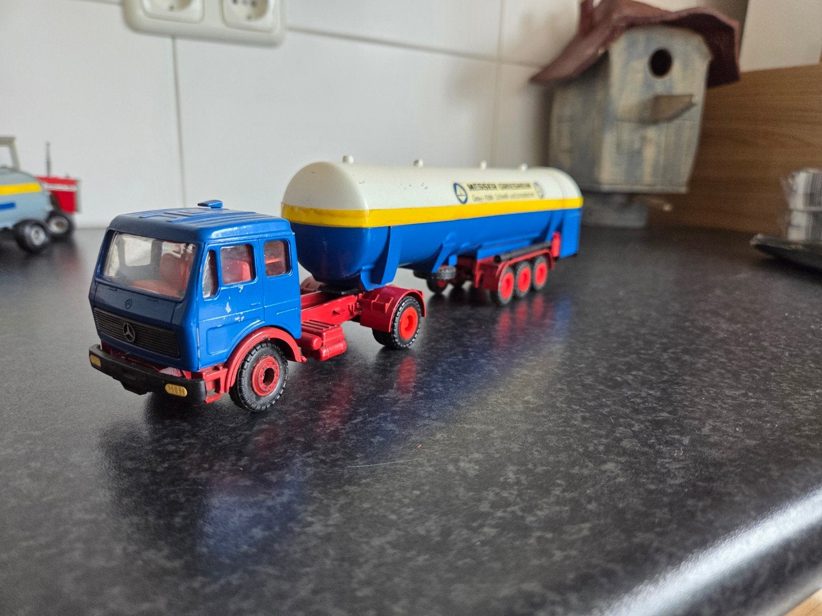 Conrad Mercedes-Benz tankwagen Messer Griesheim, Hobby en Vrije tijd, Ophalen, Zo goed als nieuw, Bus of Vrachtwagen, Conrad