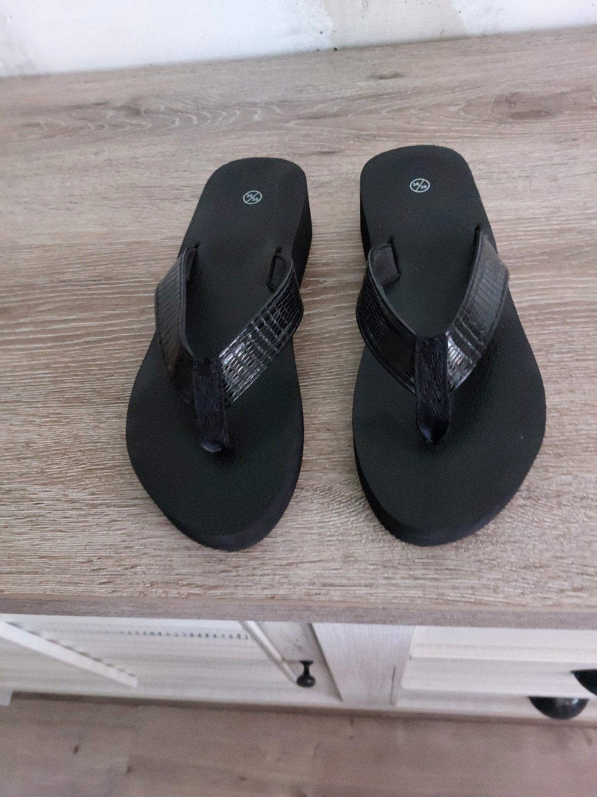 Zwarte teenslippers met hogere zool, nieuw!, Kleding | Dames, Schoenen, Ophalen, Nieuw, Zwart