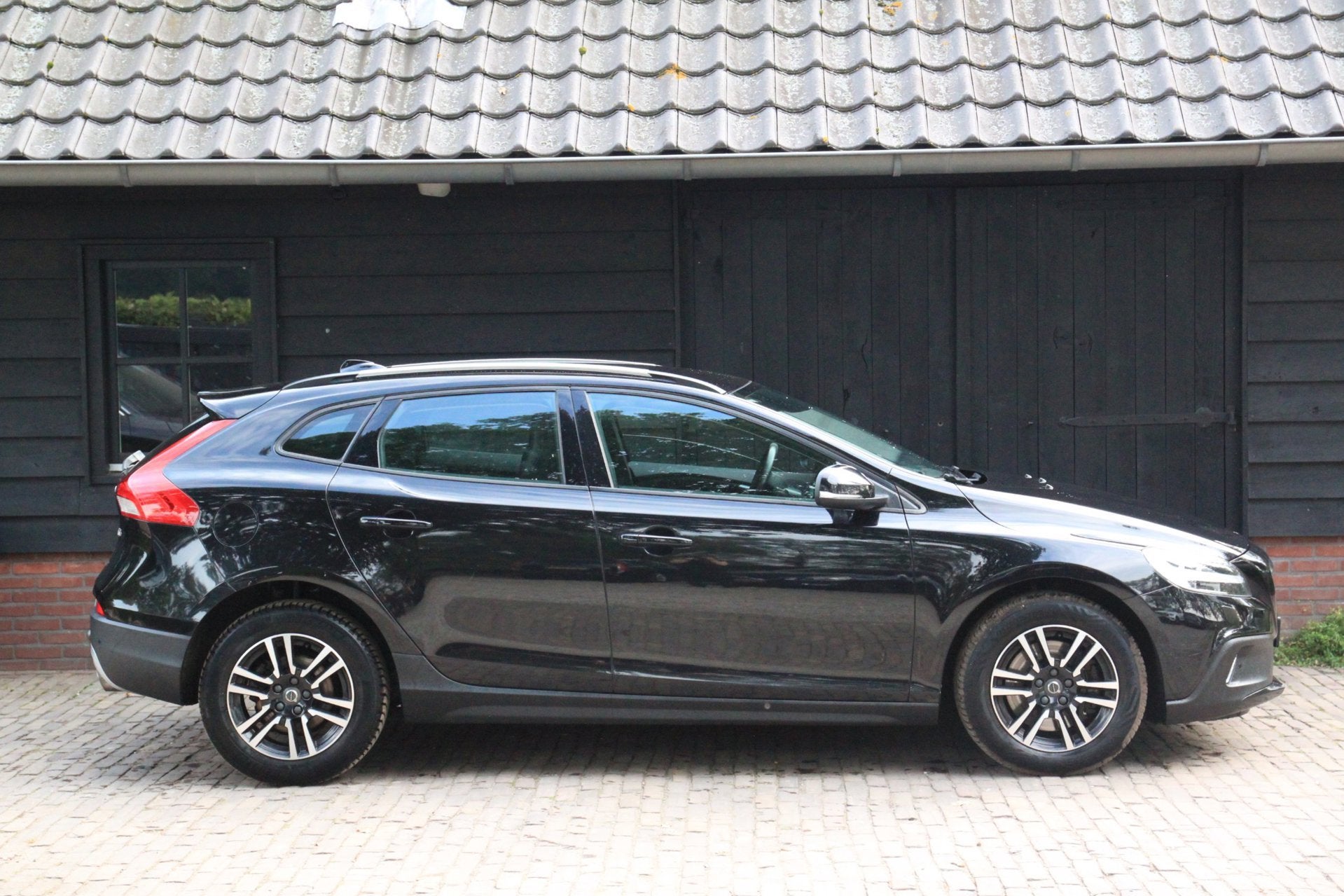 Volvo V40 Cross Country 1.5 T3 Edition+ Camera/Leer/Adaptive, Dealer onderhouden, 4 cilinders, 700 kg, Zwart