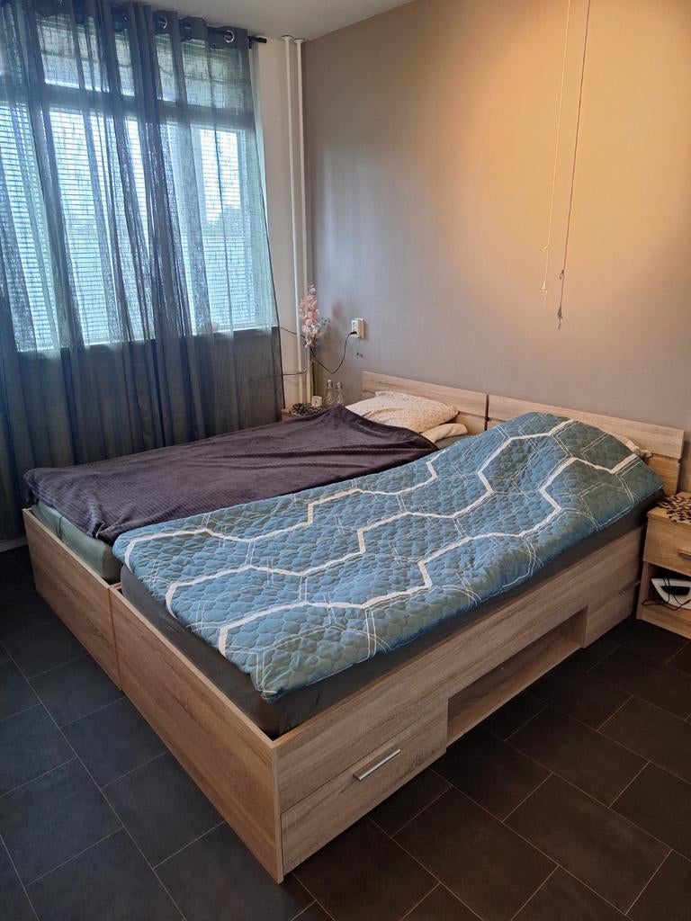 Houdkleurig tweepersoonsbed 180x200 met nachtkastjes, Ophalen, Zo goed als nieuw, Tweepersoons, Landelijk