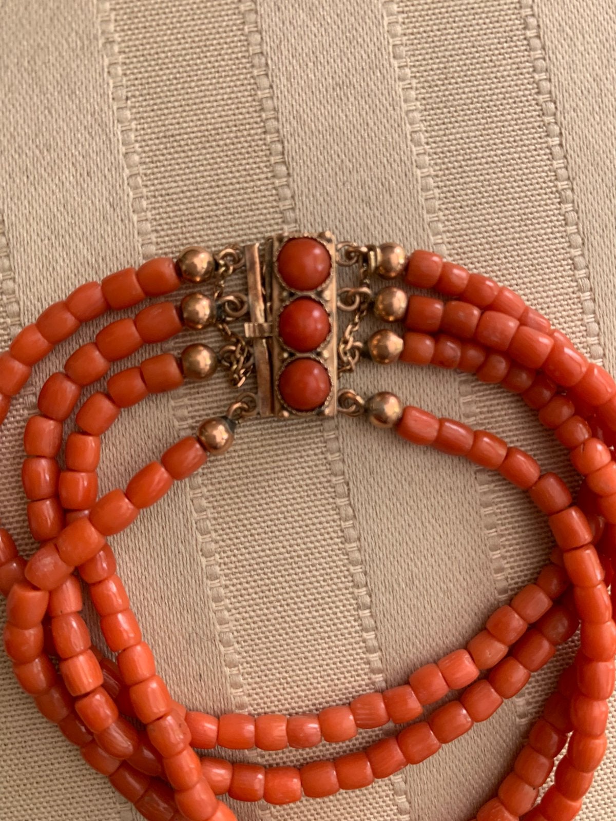 ANTIEK armbandje bloedkoraal met gouden slot en kettinkje, Sieraden, Tassen en Uiterlijk, Antieke sieraden, Ophalen of Verzenden