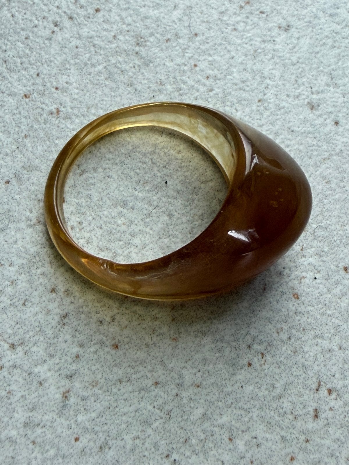 Stijlvolle Bruine Kunststof Ring, Sieraden, Tassen en Uiterlijk, Ringen, Kunststof, Bruin, Ophalen of Verzenden, Zo goed als nieuw