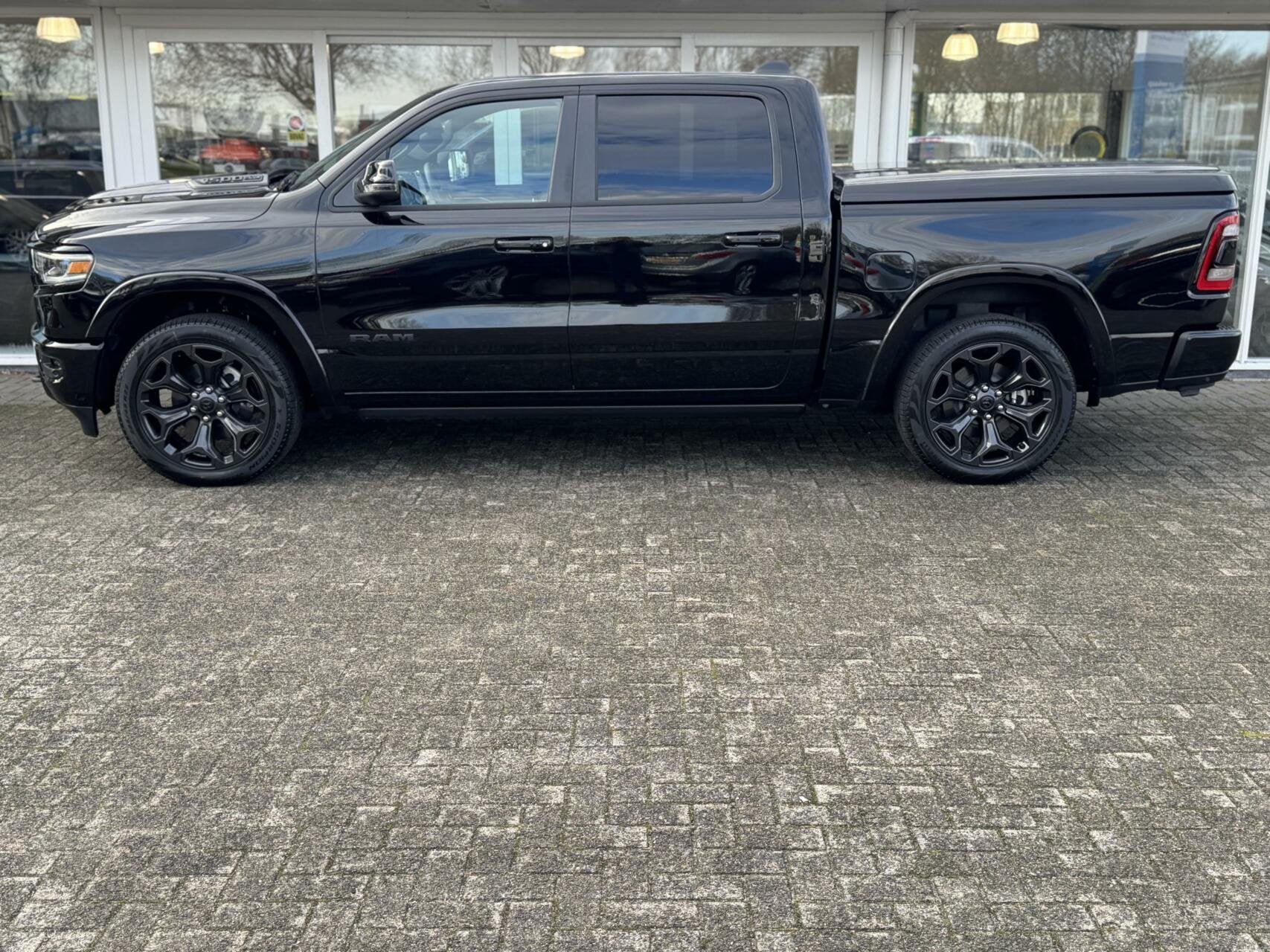 Dodge Ram 1500 4X4 5.7 V8 4x4 Crew Cab Limited,Head Up,digi, Automaat, 5654 cc, Zwart, Leder
