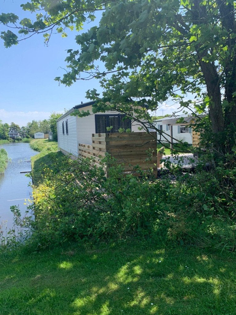 Luxe chalet op prachtige kavel op Camping De Watersnip, Caravans en Kamperen, Stacaravans, Tot en met 4