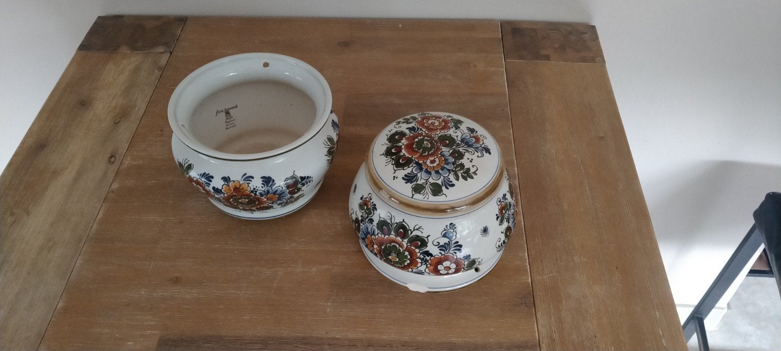 Twee hangbloempotten, Ophalen