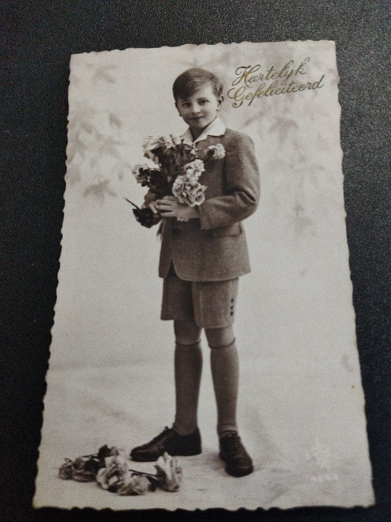 Oude ansichtkaart jongen in vintage kleding, Ophalen of Verzenden, 1940 tot 1960, Gelopen, Kinderen