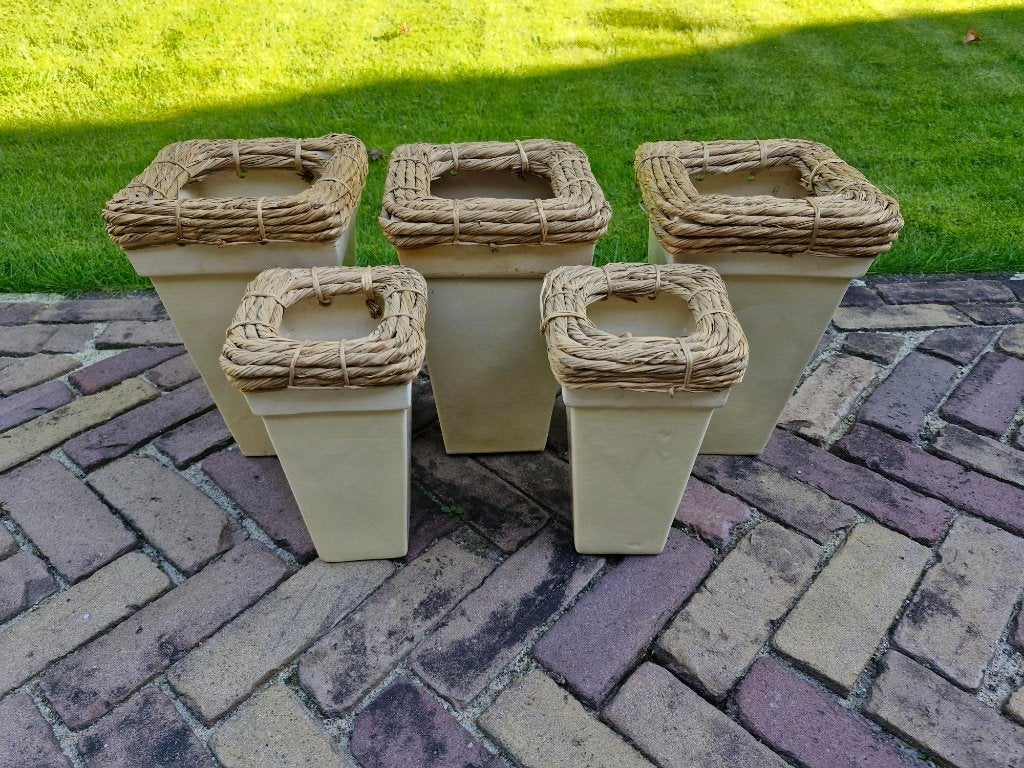 3 grote en 2 kleine bloempotten met rieten rand, Vierkant, Binnen, Ophalen of Verzenden, Zo goed als nieuw