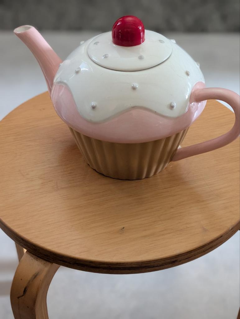 Leuke theepot in cupcake vorm - roze en wit, Theepot/fluitketel, Gebruikt, Ophalen of Verzenden, Roze