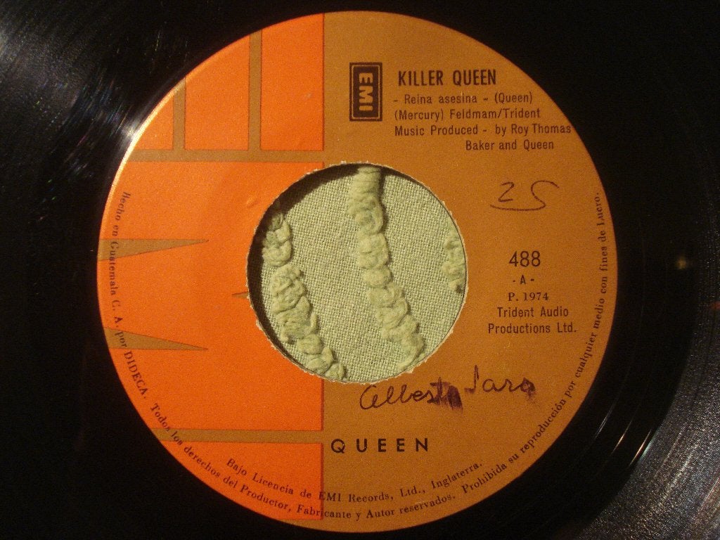 Queen 7” Vinyl Single: Killer Queen/Now I’m here (Guatemala), Ophalen of Verzenden, Gebruikt, 7 inch, Rock en Metal