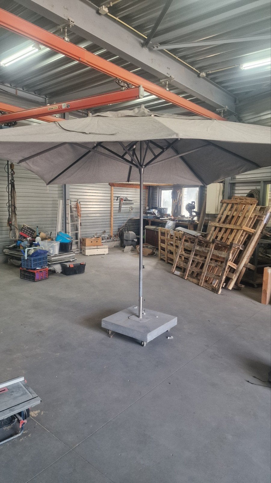 Grote zweefparasol met stevige voet - Grijs, Ophalen, Gebruikt, 3 tot 4 meter, Zweefparasol