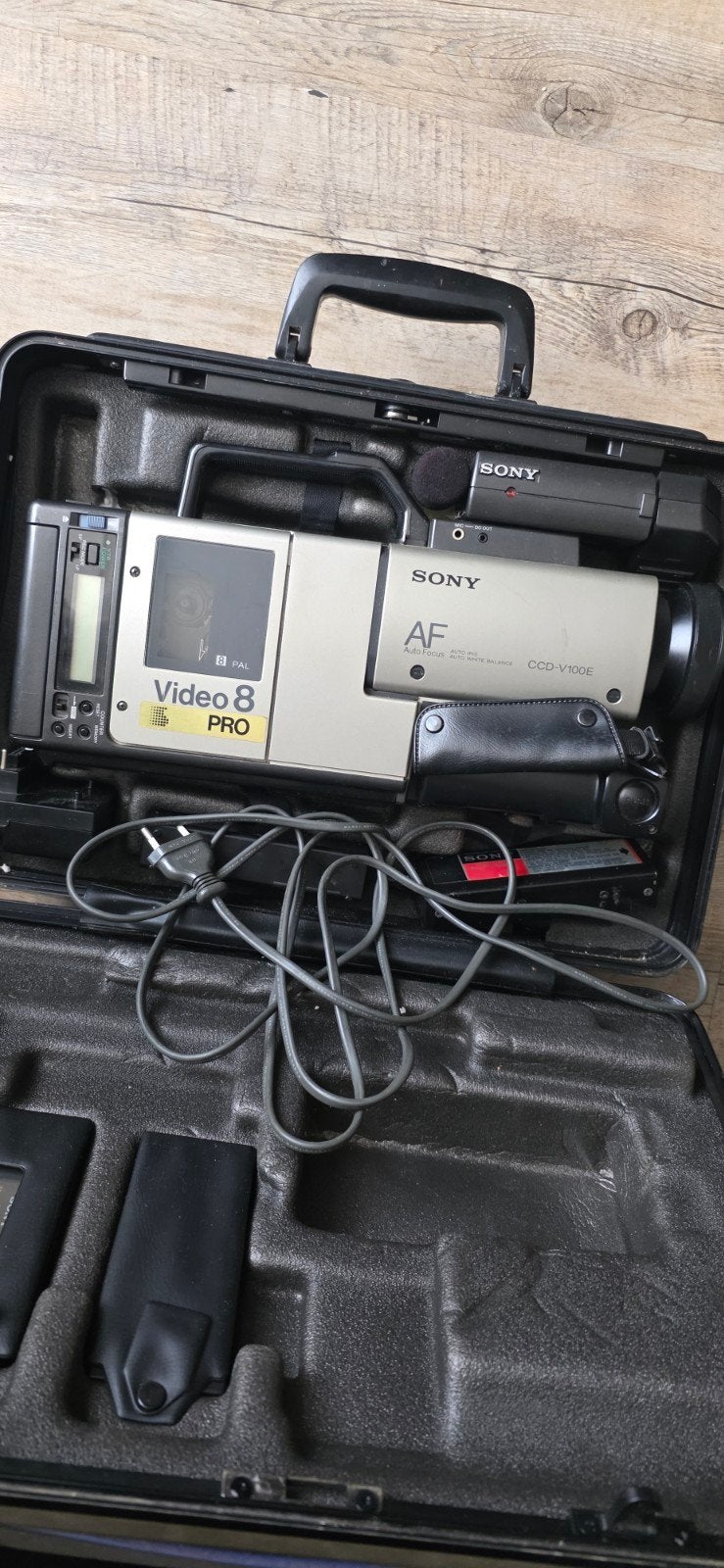 Sony CCD-V100E Video 8 PRO Camcorder in koffer, Ophalen, 8mm, Camera