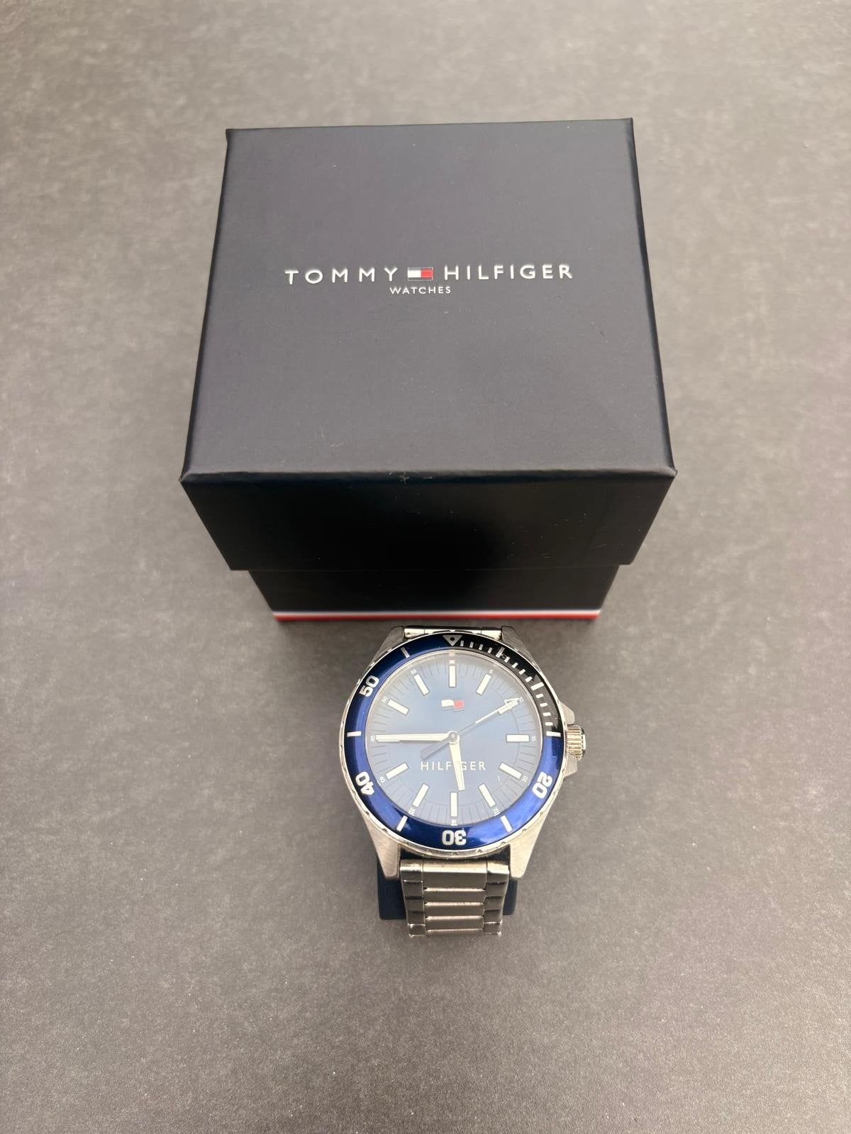 Tommy Hilfiger Herenhorloge - Blauwe Wijzerplaat, Overige merken, Staal, Polshorloge, Ophalen of Verzenden