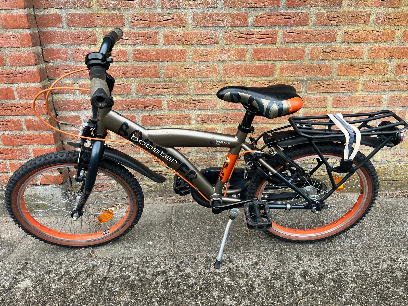 Loekie Booster 20 inch kinderfiets - grijs/oranje, Fietsen en Brommers, Fietsen | Kinderfietsjes, Ophalen, Gebruikt, Terugtraprem