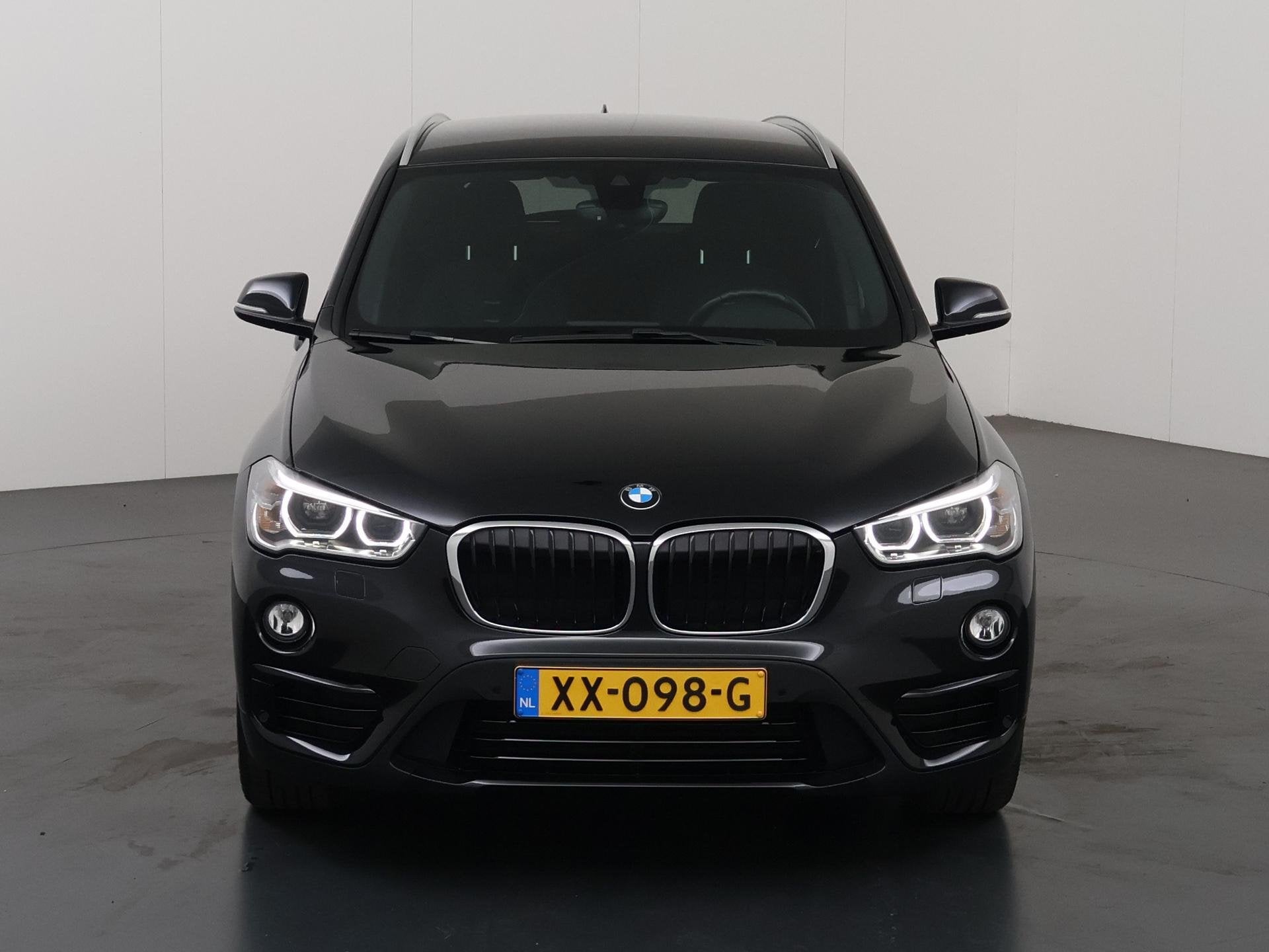 BMW X1 sDrive18i Executive Sport Edition | 1700kg trekgewich, Auto's, Dealer onderhouden, Stof, Gebruikt, Zwart