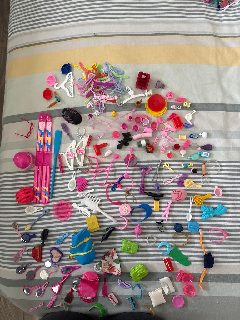 Barbie accessoires, veel verschillende spulletjes, Kinderen en Baby's, Speelgoed | Poppen, Ophalen of Verzenden, Gebruikt