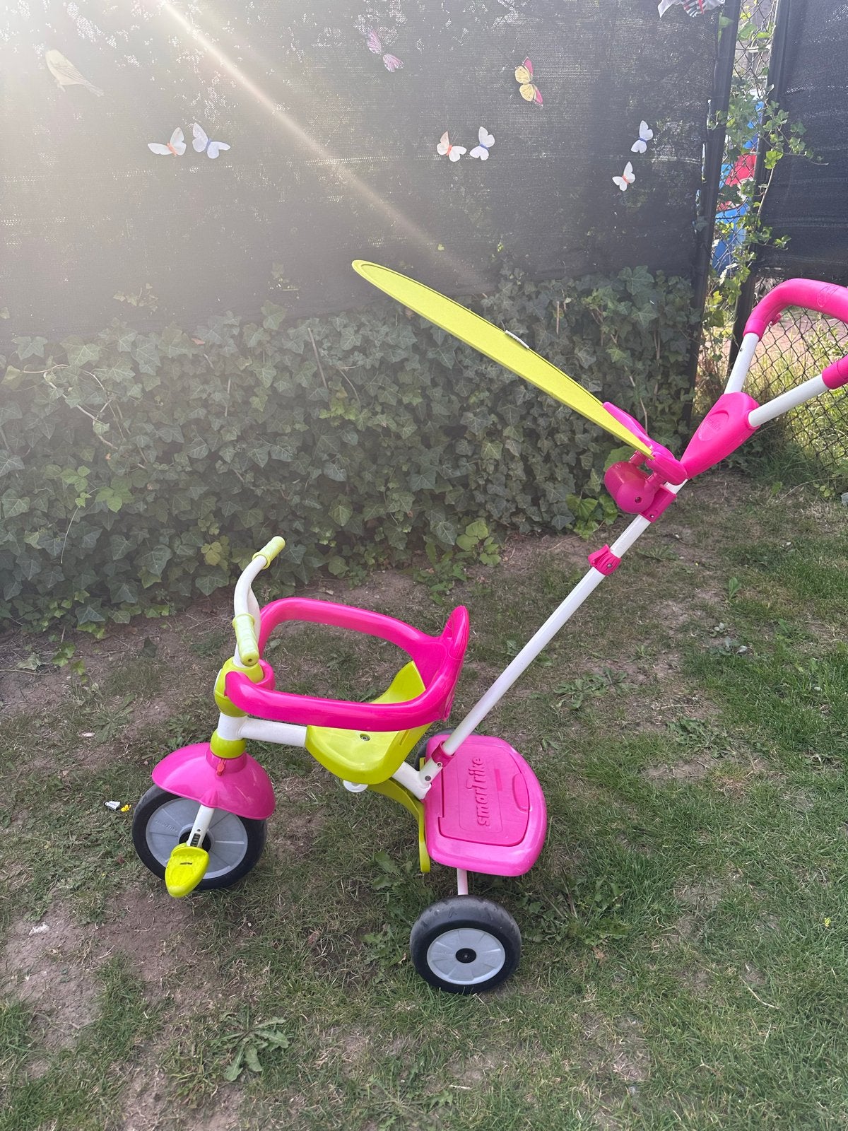 Foto 2 van Smart Trike driewieler roze/geel met duwstang en zonnescherm