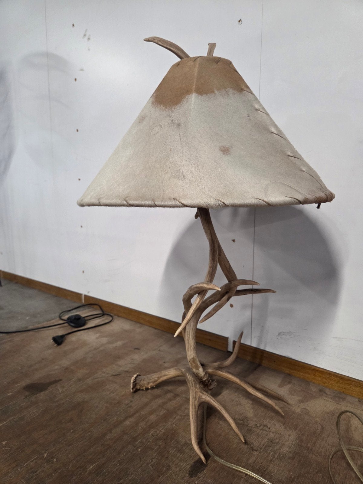 Unieke Tafellamp met Gewei Voet en vachtkap, Beige, Gebruikt, Sfeerlamp, Landelijk