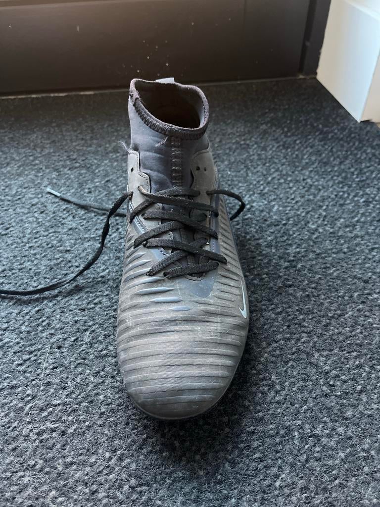 Nike voetbalschoenen - Maat 40,5, Maat XS of kleiner, Schoenen, Ophalen of Verzenden, Zo goed als nieuw