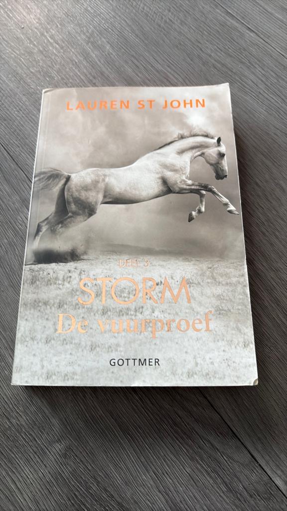 Lauren St John - De vuurproef storm, Boeken, Ophalen of Verzenden, Zo goed als nieuw, Lauren St John